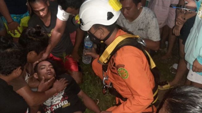 Tak Sadar Panjat Tower Listrik Gegara Mabuk, Tim SAR Manado Turun Tangan