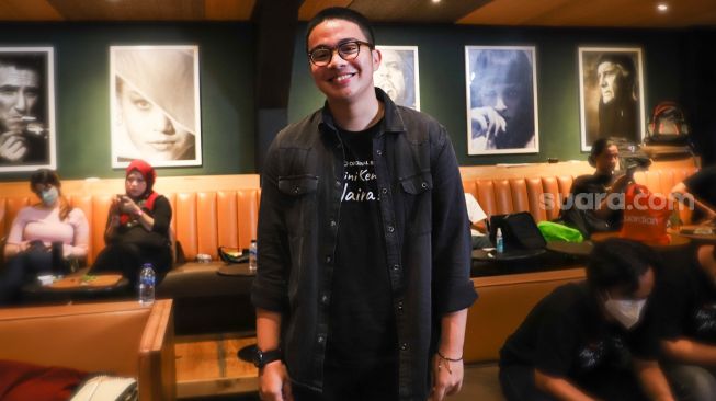 Aktor dan Sutradara Umay Shahab saat ditemui usai jumpa pers perilisan Web Series 'Hari Ini Kenapa, Naira?' di Kemang, Jakarta Selatan, Rabu (20/10/2021). [Suara.com/Alfian Winanto]