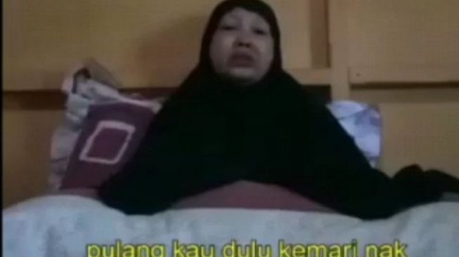 Isak Tangis Ibu dari DPO MIT Poso Ahmad Minta Anaknya Pulang Lewat Video