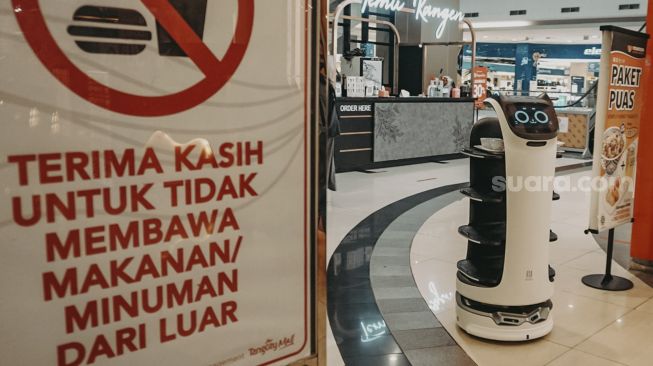 Robot pramusaji “Bellabot” melintas mengantarkan pesanan pelanggan di Tangcity Mall, Kota Tangerang, Banten, Kamis (21/10/2021). [Suara.com/ Hilal Rauda Fiqry]