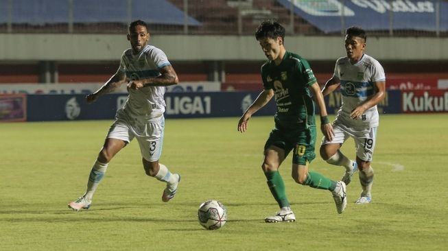 Suasana laga BRI Liga 1 antara Persebaya Surabaya vs Persela Lamongan di Stadion Maguwoharjo, Sleman, Kamis (21/10/2021) malam. [ANTARA FOTO/Hendra Nurdiyansyah]