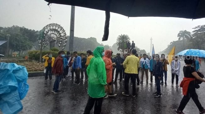 Demo 7 Tahun Rezim Jokowi, Massa BEM SI Basah Kuyup Diguyur Hujan