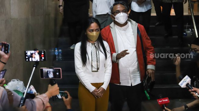 Selebgram Rachel Vennya menemui awak media usai menjalani pemeriksaan di Polda Metro Jaya, Jakarta Selatan, Kamis (21/10/2021). [Suara.com/Alfian Winanto]