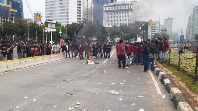 Demo Tujuh Tahun Jokowi: Mahasiswa Bakar Ban, Polwan dan Kowad Bagi-bagi Roti