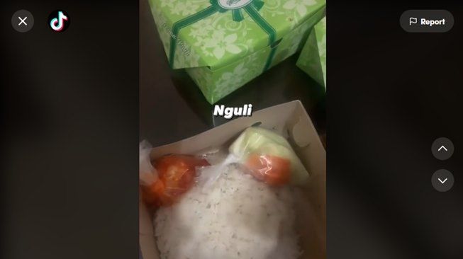 Dapat nasi kotak, pria ini terheran-heran lihat porsi nasinya. (TikTok/@dametime014)