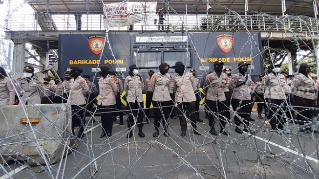 Puluhan Polwan dikerahkan saat BEM SI demo tujuh tahun kepemimpinan Jokowi di Jakarta. (Suara.com/Yaumal)