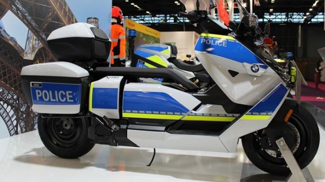 BMW CE 04 dalam versi kendaraan operasional patroli polisi meluncur bersama BMW F 900 XR di Paris, Prancis [BMW via ANTARA].