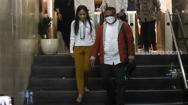 Selebgram Rachel Vennya usai menjalani pemeriksaan di Polda Metro Jaya, Jakarta Selatan, Kamis (21/10/2021). [Suara.com/Alfian Winanto]
