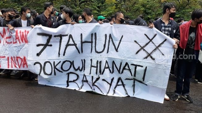 Tak Boleh Aksi di Dekat Istana, Mahasiswa ke Polisi: Tugasmu Mengayomi!