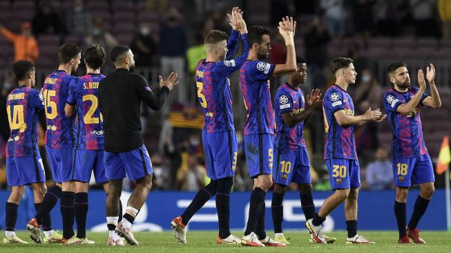 Para pemain Barcelona bertepuk tangan di akhir pertandingan sepak bola Grup E Liga Champions UEFA antara FC Barcelona dan Dynamo Kiev di stadion Camp Nou, Barcelona, pada (20/10/2021). [JOSEP LAGO / AFP]