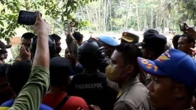 Turunkan Alat Berat, THM Blok Yuli Kemang Dibongkar Satpol PP