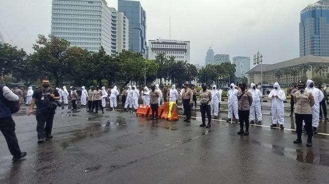 Dijaga Polisi Berpakaian Hazmat, Massa BEM SI Pendemo Jokowi Teriak: Tugasmu Mengayomi!