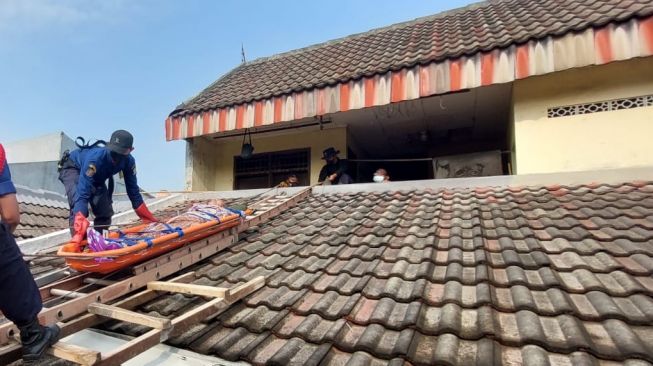 Warga di Harapan Jaya Ini Terpaksa Harus Dievakuasi Damkar Lewat Atap Rumah