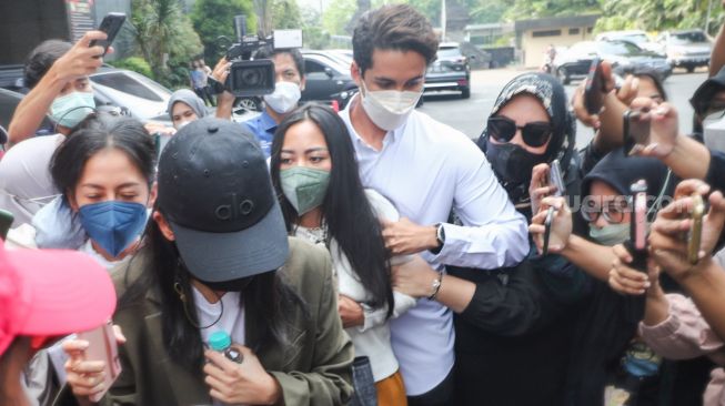 Selebgram Rachel Vennya saat datang untuk menjalani pemeriksaan di Polda Metro Jaya, Jakarta Selatan, Kamis (21/10/2021). [Suara.com/Alfian Winanto]