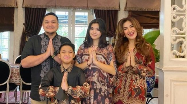 Potret Terkini Queenara Anak Liza Natalia. [Instagram/lizanataliaofficial/queennara_h]