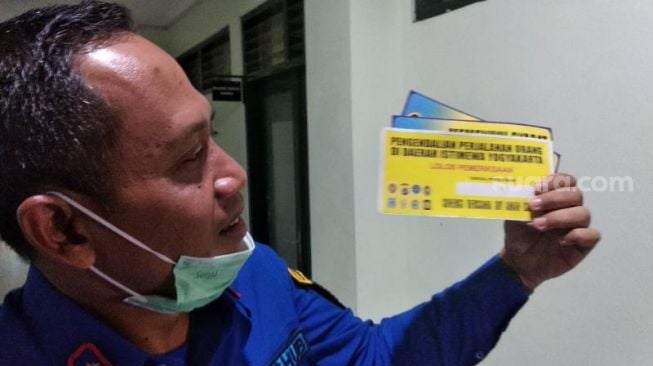 Kepala Dishub Kota Yogyakarta, Agus Arif Nugroho menunjukkan stiker dan juga kartu tanda parkir saat konferensi pers di Kompleks Balai Kota Yogyakarta, Kamis (21/10/2021). - (SuaraJogja.id/Muhammad Ilham Baktora)