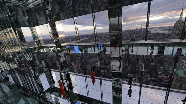 Anggota media menghadiri press preview untuk mengunjungi 'SUMMIT by Night' menjelang grand opening 'SUMMIT One Vanderbilt' di New York, pada (18/10/2021). [TIMOTHY A. CLARY / AFP]