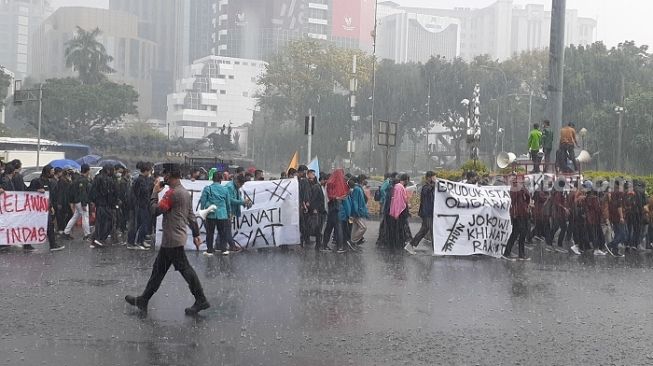 Longmarch ke Kawasan Ring 1, Ratusan Mahasiswa Hujan-hujanan Demo 7 Tahun Rezim Jokowi