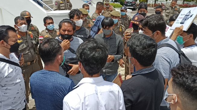 Polisi Bubarkan Demo Pencari Suaka Asal Afganistan di DPRD Batam, Dianggap Tak Berizin