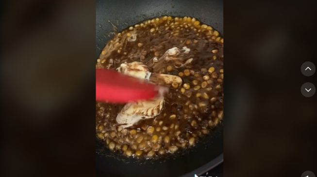 Viral Wanita Goreng Es Krim Dicampur Jagung, Hasilnya Bikin Penasaran (TikTok)