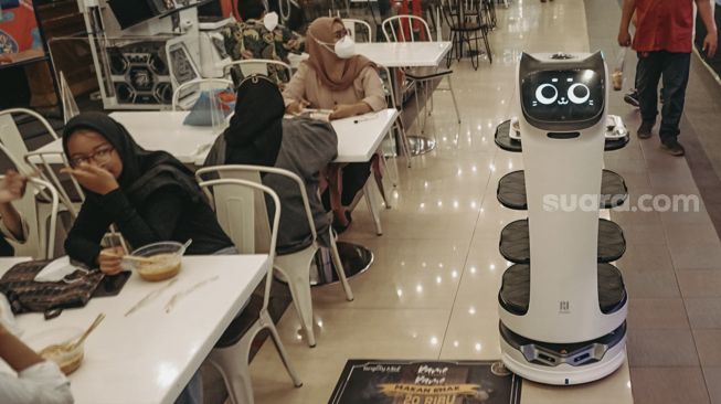 Robot pramusaji “Bellabot” melintasi pengunjung food court di Tangcity Mall, Kota Tangerang, Banten, Kamis (21/10/2021). [Suara.com/ Hilal Rauda Fiqry]