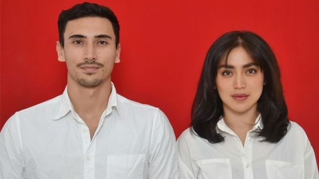 Jessica Iskandar dan Vincent Verhaag mengunggah foto dengan latar belakang merah, yang diduga untuk pernikahan mereka. [Instagram]