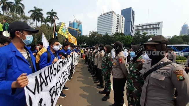 Ribuan Personel Gabungan TNI-Polri Jaga Ketat Aksi Buruh dan Mahasiswa di Dekat Istana