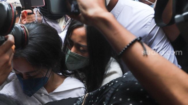 Selebgram Rachel Vennya saat datang untuk menjalani pemeriksaan di Polda Metro Jaya, Jakarta Selatan, Kamis (21/10/2021). [Suara.com/Alfian Winanto]