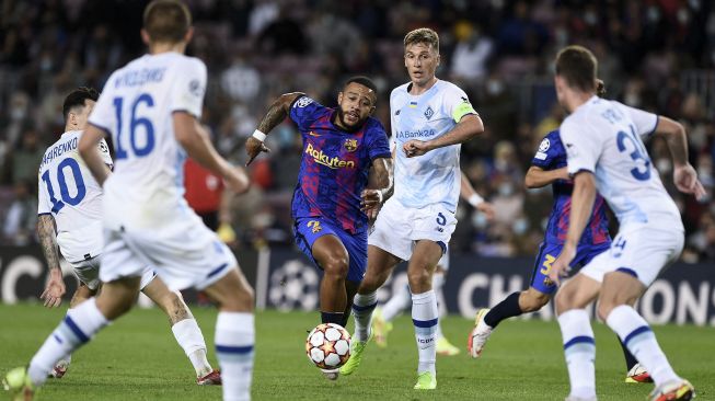 Kiev Serhiy Sydorchuk selama pertandingan sepak bola Grup E Liga Champions UEFA antara FC Barcelona dan Dynamo Kiev di stadion Camp Nou, Barcelona, pada (20/10/2021). [JOSEP LAGO / AFP]