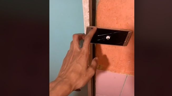 Smartphone Dipakai Buat Kunci Pintu Kamar Mandi, Warganet: Sisca Kohl Lewat!