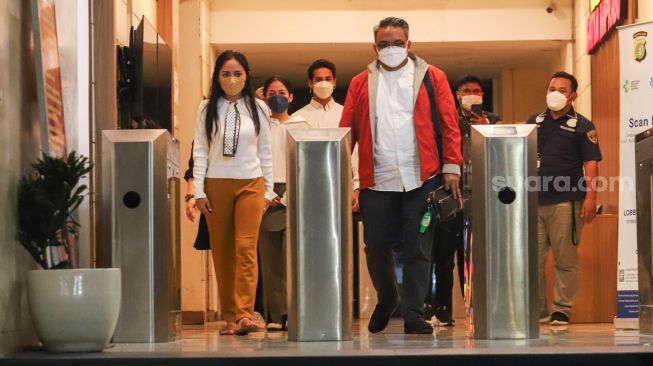 Selebgram Rachel Vennya usai menjalani pemeriksaan di Polda Metro Jaya, Jakarta Selatan, Kamis (21/10/2021). [Suara.com/Alfian Winanto]