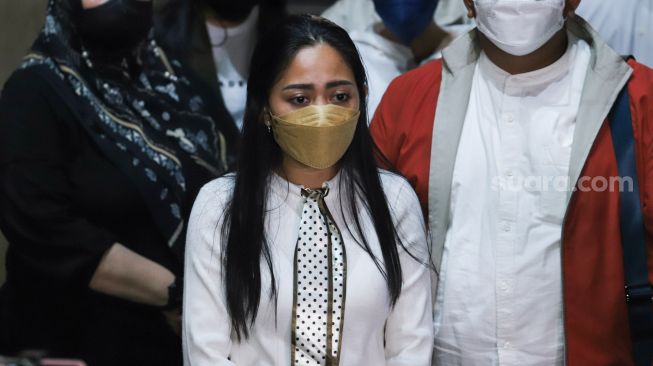 Selebgram Rachel Vennya menemui awak media usai menjalani pemeriksaan di Polda Metro Jaya, Jakarta Selatan, Kamis (21/10/2021). [Suara.com/Alfian Winanto]