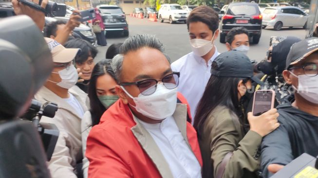 Rachel Vennya dan pacar saat memenuhi panggilan Polda Metro Jaya kasus kabur karantina. (Suara.com/M Yasir)