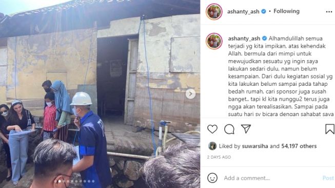 Ashanty membedah rumah salah satu warga Mojokerto [Instagram/@ashanty_ash] 