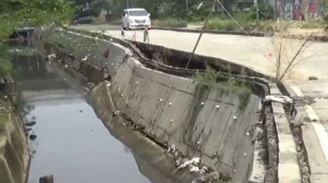 Turap Sepanjang 150 Meter di Pulogadung Ambles, Nyaris Kikis Jalan