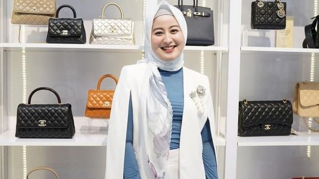 Trisha Chas bersama tas koleksinya di butik Zeta Bags. [Instagram]