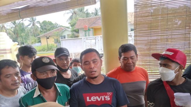 Hitam dan keluarkan Bau Tak Sedap, Sampah Tangsel ke TPSA Cilowong Seperti Limbah Pabrik