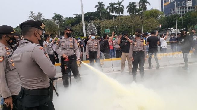 Sekelompok Orang Bakar Ban Bekas saat BEM SI Demo Jokowi, Orator: Masuk Barisan Kawan!