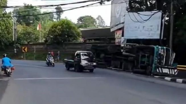 Rem Diduga Blong, Truk Ikan dari Gilimanuk Nyaris Masuk Jurang di Tabanan