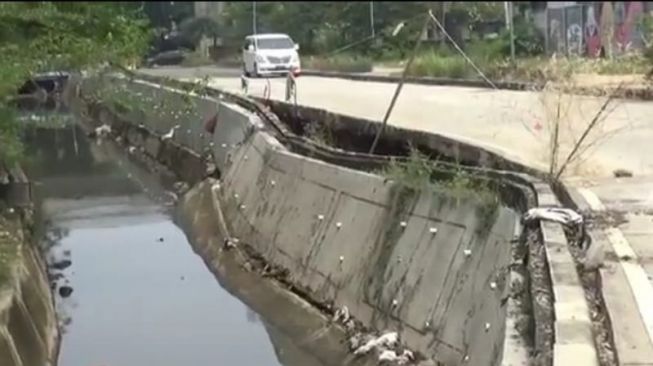 Terkikis Hujan, Tiga Turap Sepanjang 150 Meter di Pulogadung Ambles