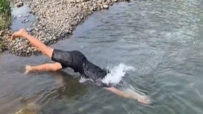 Viral Aksi Cowok Berenang di Sungai Bikin Mata Terbelalak. (TikTok)