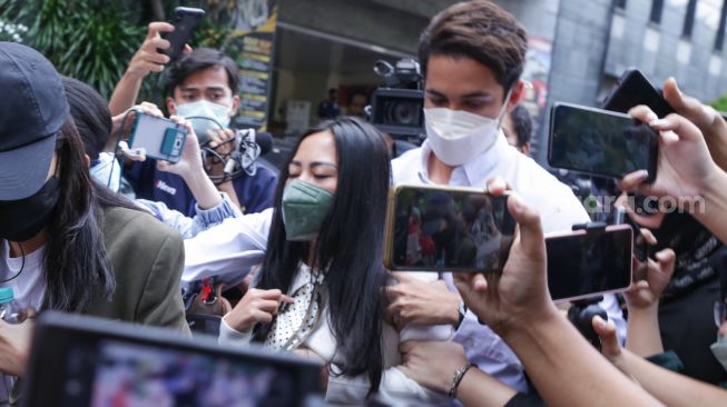 Selebgram Rachel Vennya saat datang untuk menjalani pemeriksaan di Polda Metro Jaya, Jakarta Selatan, Kamis (21/10/2021). [Suara.com/Alfian Winanto]