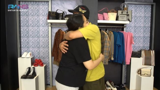 Potret kado Nagita Slavina dari Raffi Ahmad. (YouTune/Rans Entertainment)