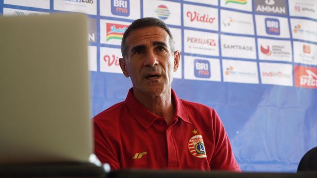 Pelatih Persija, Angelo Alessio saat menggelar konferensi pers virtual jelang melawan Madura United (dok. Persija).