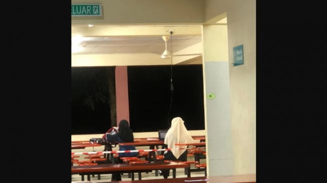 Pertama Masuk Kuliah, Mahasiswi Ini Langsung Viral Gegara Charger Laptop