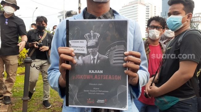 Buku Jokowi Last Season diserahkan perwakilan BEM SI saat ditemui Kepala Staf Kepresidenan Moeldoko di kawasan Patung Kuda,Jakarta. (Suara.com/Yaumal)