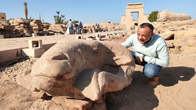 Tubuh Mirip Sphinx, Patung Kepala Domba Raksasa Terkait Dewa Matahari Ditemukan