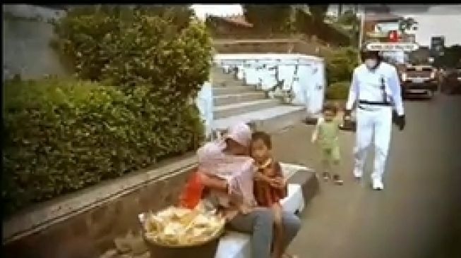 Viral Video Ibu Berwajah Glowing Pakaian Rapi, Tapi Anaknya Kucel Disuruh Jual Gorengan