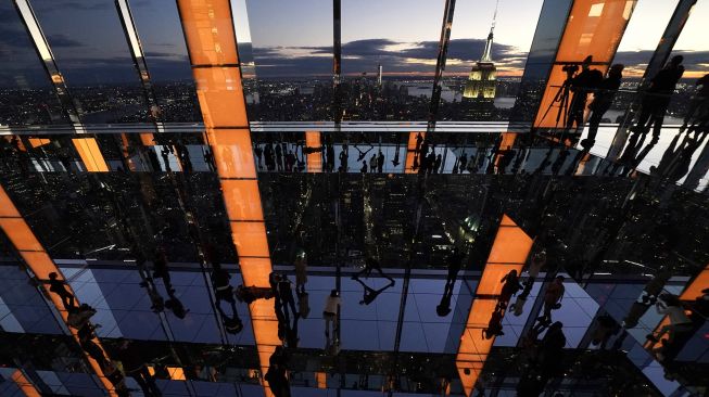 Anggota media menghadiri press preview untuk mengunjungi 'SUMMIT by Night' menjelang grand opening 'SUMMIT One Vanderbilt' di New York, pada (18/10/2021). [TIMOTHY A. CLARY / AFP]