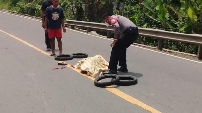 Niat Jemput Anak, Seorang Ibu Asal Cigudeg Tewas Tertabrak Truk